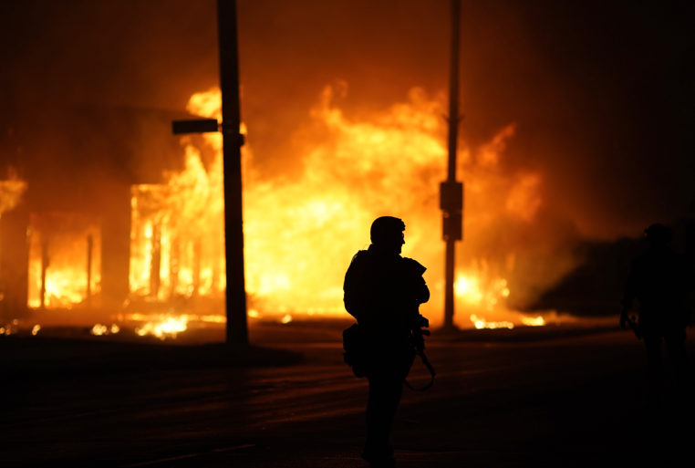 kenosha shooting riot looting burning